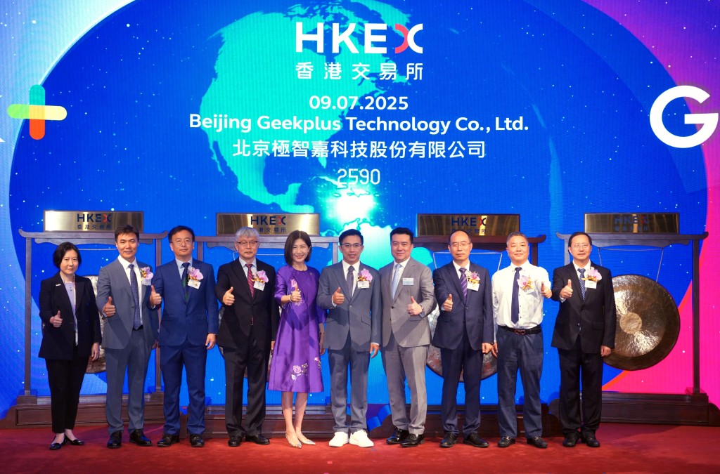 Hong Kong Exchanges and Clearing chief executive Bonnie Chan, fifth from left, and other IPOs representative at the listing ceremony. Singtao
