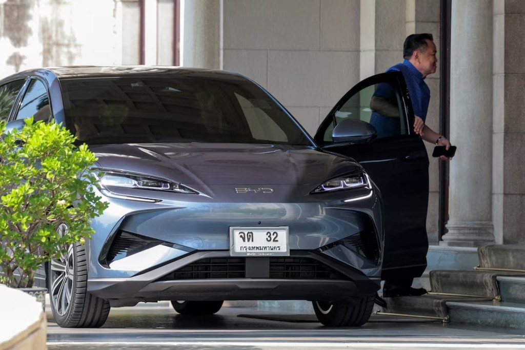 Thailand's newly elected Prime Minister Anutin Charnvirakul arrives at the Government House in his BYD electric vehicle (EV) amid rising fuel prices, amid the U.S.-Israeli conflict with Iran, in Bangkok, Thailand, March 31, 2026. REUTERS/Chalinee Thirasupa 