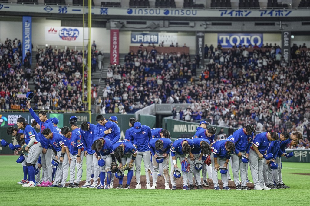 Taiwan players bow as they celebrate their victory after the World Baseball Classic (WBC) Pool C game between Taiwan and Czech Republic at the Tokyo Dome in Tokyo on March 7, 2026. (Photo by Yuichi YAMAZAKI / AFP)