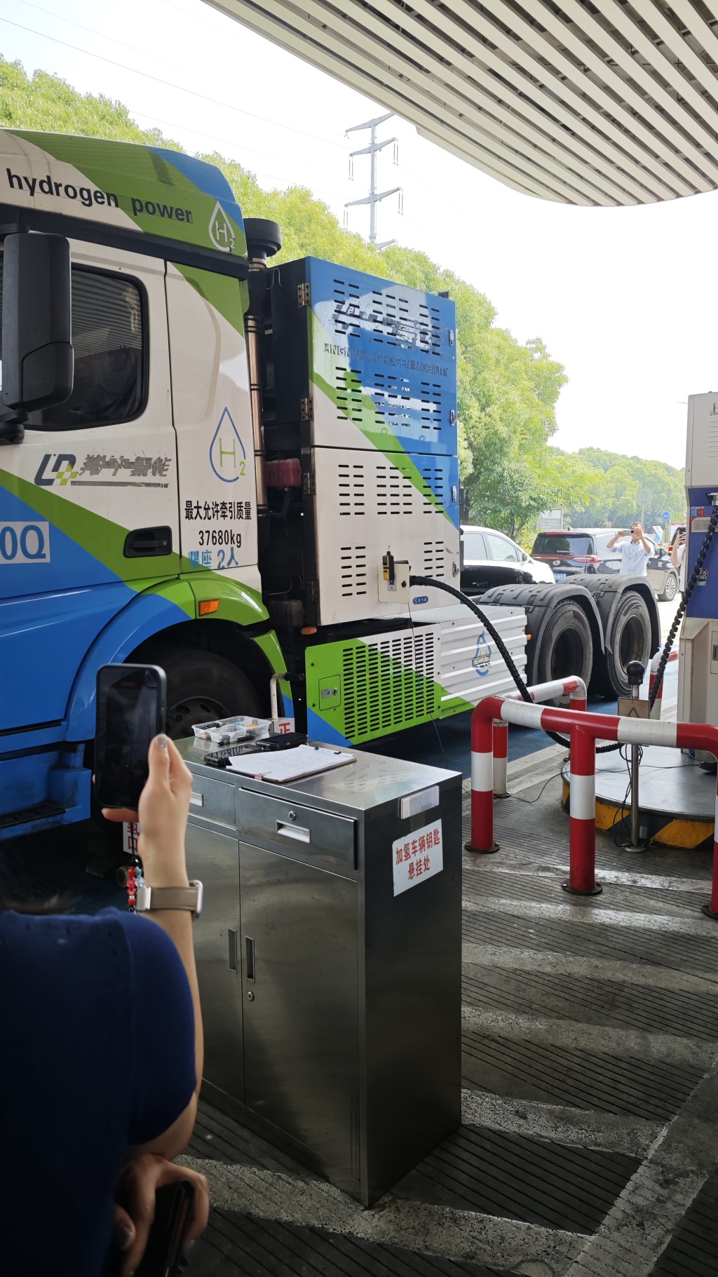 Hydrogen tractor filling up at a station