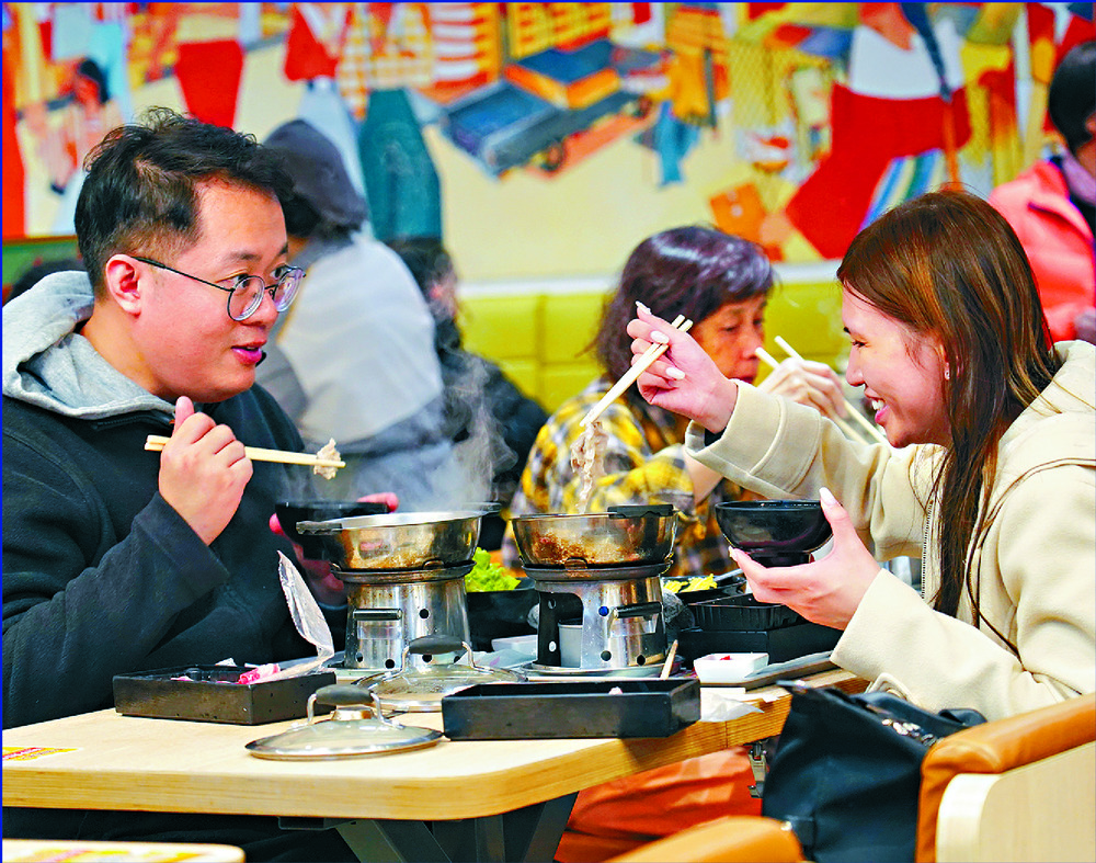 Many are expected to enjoy a hot pot meal while others are happy with just snapping photographs. SING TAO Many are expected to enjoy a hot pot meal while others are happy with just snapping photographs. SING TAO