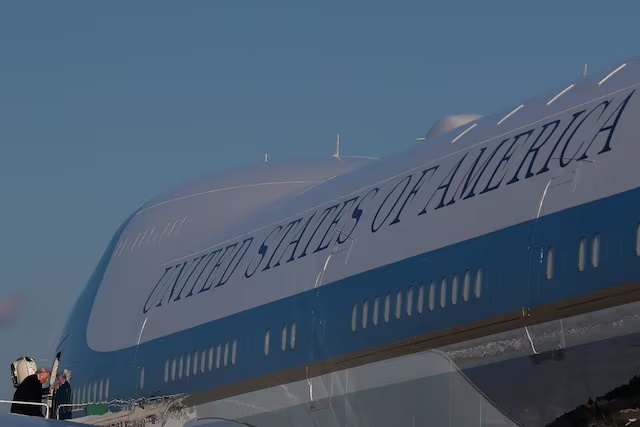 U.S.President Donald Trump boards Air Force One, at Detroit Metropolitan Wayne County Airport, in Michigan, U.S., January 13, 2026. REUTERS/Evelyn Hockstein 