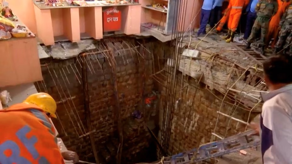 Rescuers conduct an operation at a roof collapse site in Indore, India. (Reuters) Rescuers conduct an operation at a roof collapse site in Indore, India. (Reuters)