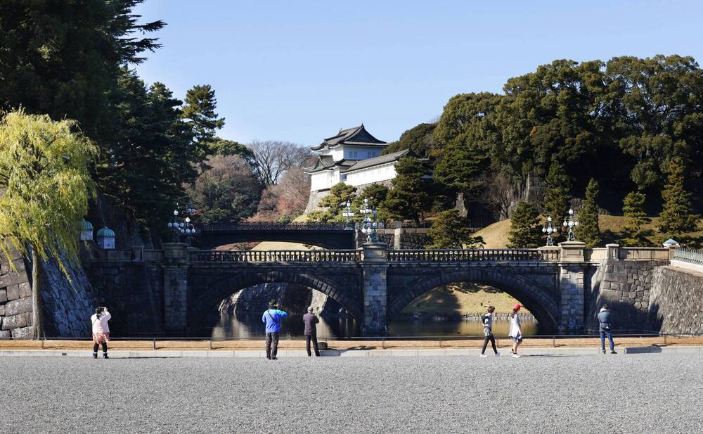 A few people visit the Palace Plaza on Saturday in Tokyo, as the imperial family's New Year Greeting was canceled amid the coronavirus pandemic. A few people visit the Palace Plaza on Saturday in Tokyo, as the imperial family's New Year Greeting was canceled amid the coronavirus pandemic.