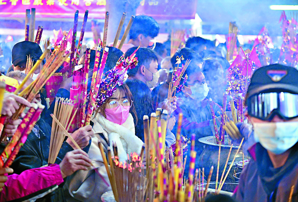 More than 16,000 people visited Che Kung Temple in Tai Wai yesterday. SING TAO More than 16,000 people visited Che Kung Temple in Tai Wai yesterday. SING TAO