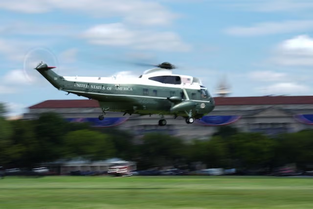 Marine One carrying U.S. President Donald Trump departs from the White House in Washington, D.C., U.S., August 4, 2026. REUTERS/Eric Lee