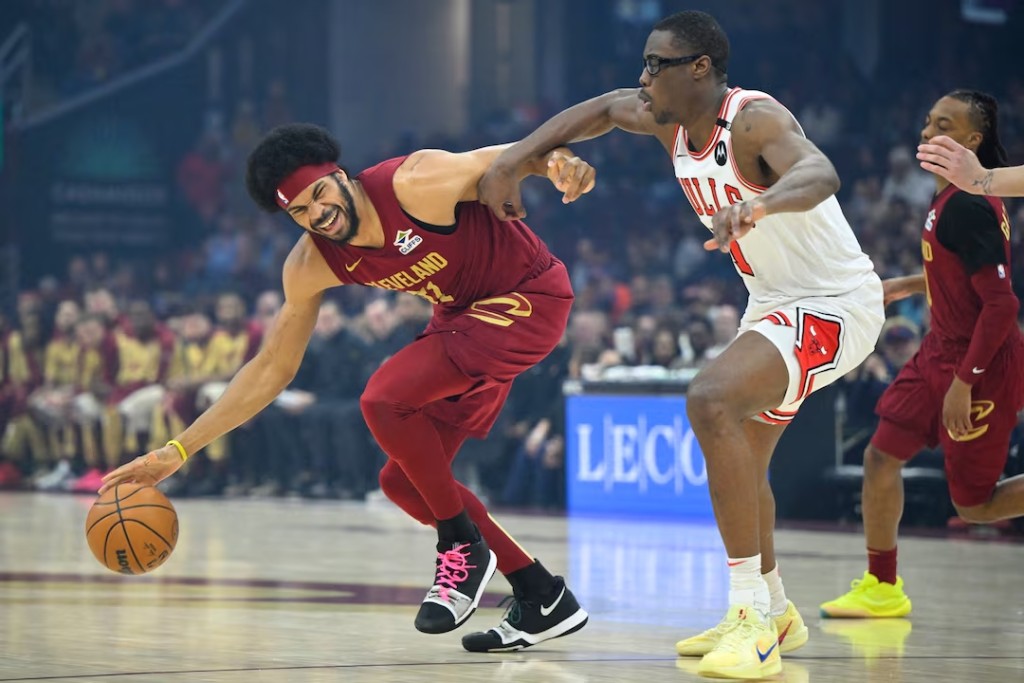  Cleveland Cavaliers center Jarrett Allen (31) dribbles beside Chicago Bulls forward Jalen Smith (7) in the first quarter at Rocket Arena. (Reuters)
