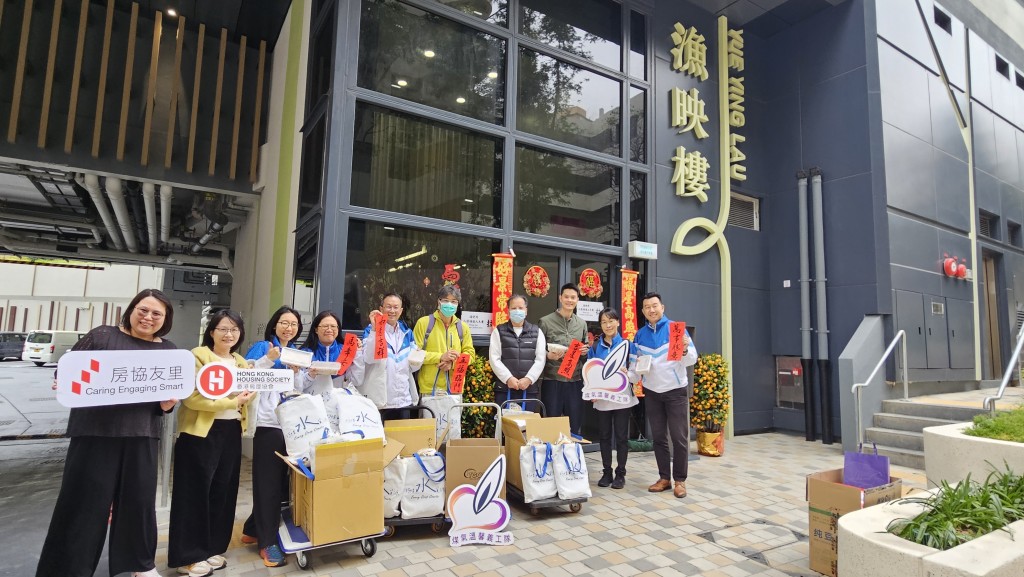 Raymond Tai Hung-yuen (1st from right), Chairman of Towngas Volunteer Service Team, together with the volunteers, visited HKHS’s Yue Ying Lau to present the turnip cakes and gift bags from the Water Supplies Department to Wang Fuk Court residents staying at the building. Raymond Tai Hung-yuen (1st from right), Chairman of Towngas Volunteer Service Team, together with the volunteers, visited HKHS’s Yue Ying Lau to present the turnip cakes and gift bags from the Water Supplies Department to Wang Fuk Court residents staying at the building.