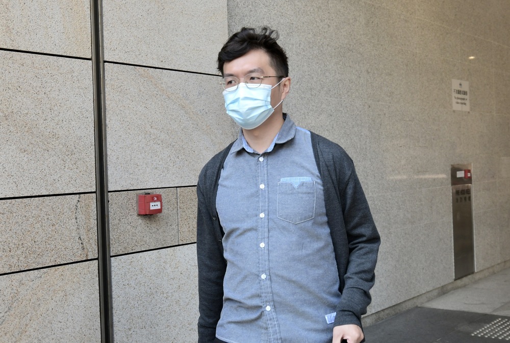 Au Nok-hin, top left, and Leung Yiu-chung leave court as Martin Lee, center, greets Raphael Wong. SING TAO Au Nok-hin, top left, and Leung Yiu-chung leave court as Martin Lee, center, greets Raphael Wong. SING TAO