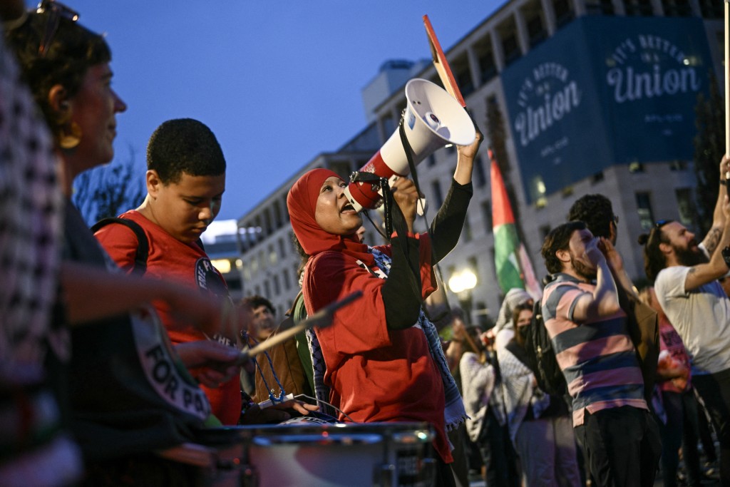 Protesters shout slogans against the visit to the US of Israel Prime Minister Benjamin Netanyahu at Lafayette Square in Washington, DC, on September 29, 2025. US President Donald Trump said on Monday that Washington was "very close" to securing peace in the Gaza war, after meeting with Israeli Prime Minister Benjamin Netanyahu and releasing a 20-point peace plan. (Photo by Brendan SMIALOWSKI / AFP)