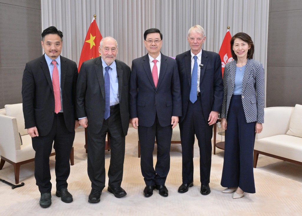 John Lee meets with Joseph E Stiglitz (second left) and Michael Spence (second right). (GIS)
