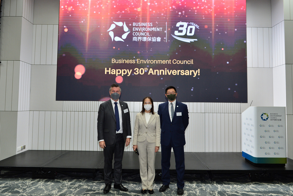 Miss Diane Wong, Under Secretary for Environment and Ecology (middle); Mr Kevin O’Brien, Chairman of BEC (left); and Mr Simon Ng, CEO of BEC (right), officiates at BEC 30th Anniversary Ceremony