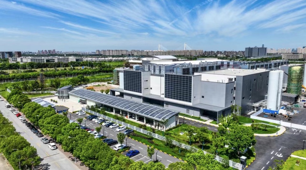GDS Shanghai Pujiang Data Center adopted solar photovoltaic systems, under its Smart DC solution GDS Shanghai Pujiang Data Center adopted solar photovoltaic systems, under its Smart DC solution