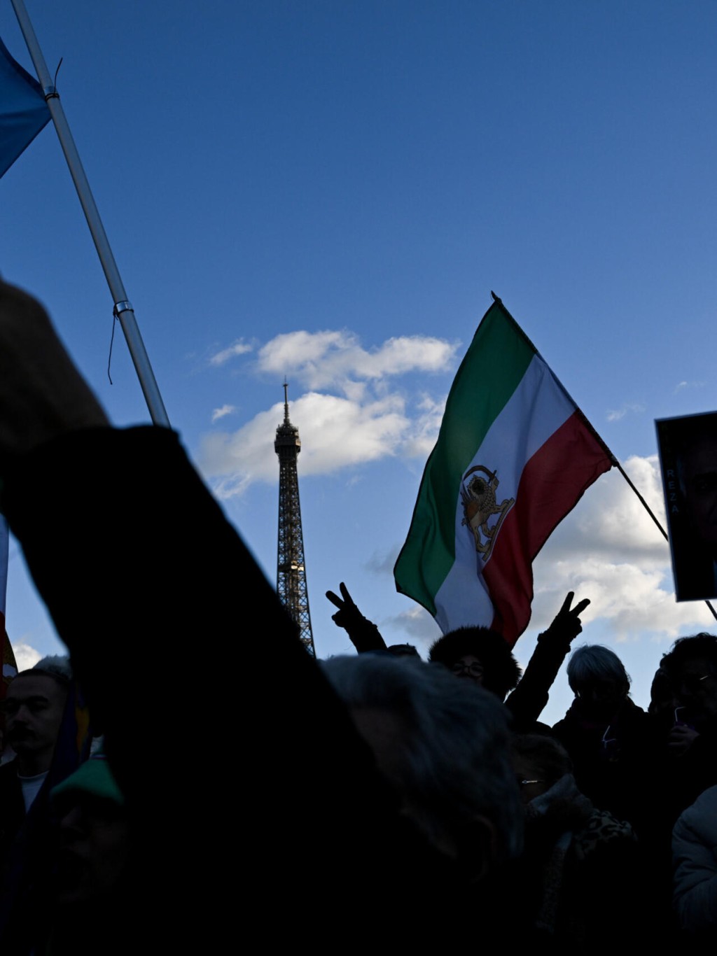 Members of the Iranian diaspora join a demonstration in Paris after more than a week of sometimes-deadly protests in Iran. © Blanca Cruz, AFP
