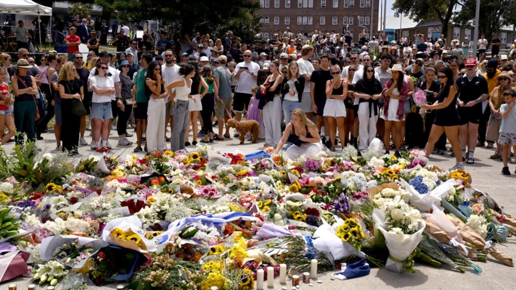 Australian detectives are trying to piece together what led to the Bondi Beach attack © Saeed KHAN / AFP