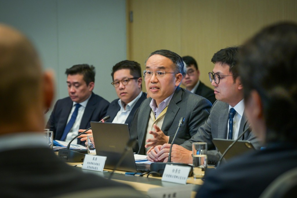The Secretary for Financial Services and the Treasury, Christopher Hui (second right), chairs a briefing session on gold market development today (December 22) to introduce to the industry the Government's long-term strategy and overall direction for building an international gold trading market. 