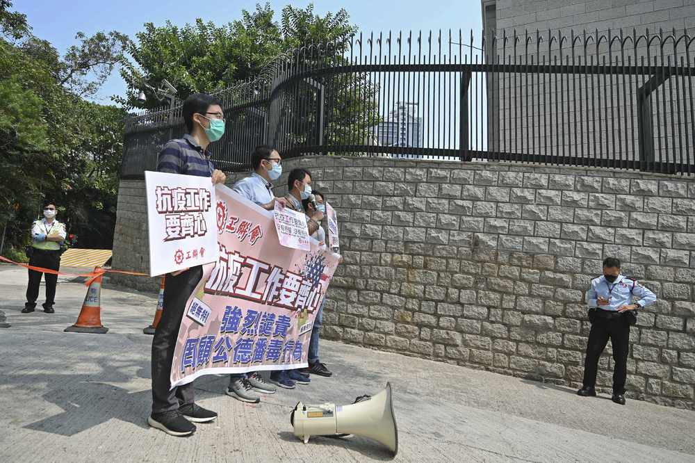 Federation of Trade Unions members protest outside the US consulate yesterday. SING TAO Federation of Trade Unions members protest outside the US consulate yesterday. SING TAO