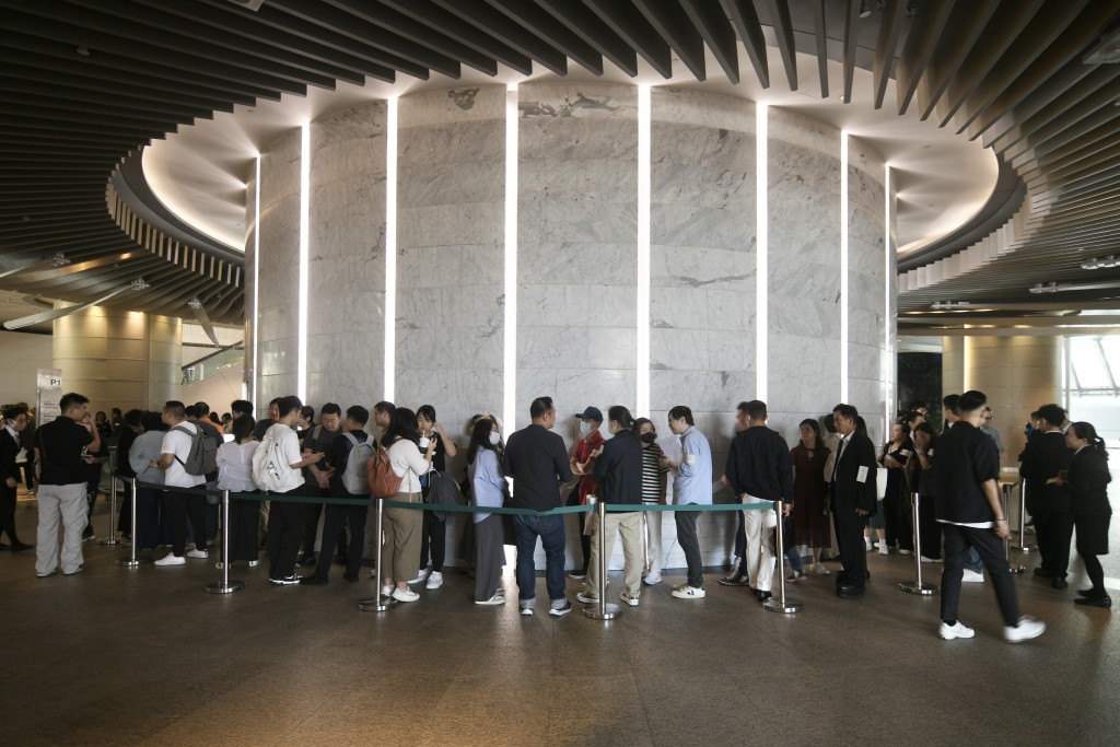 Buyers were waiting in line at the sales office for woodis project. SING TAO