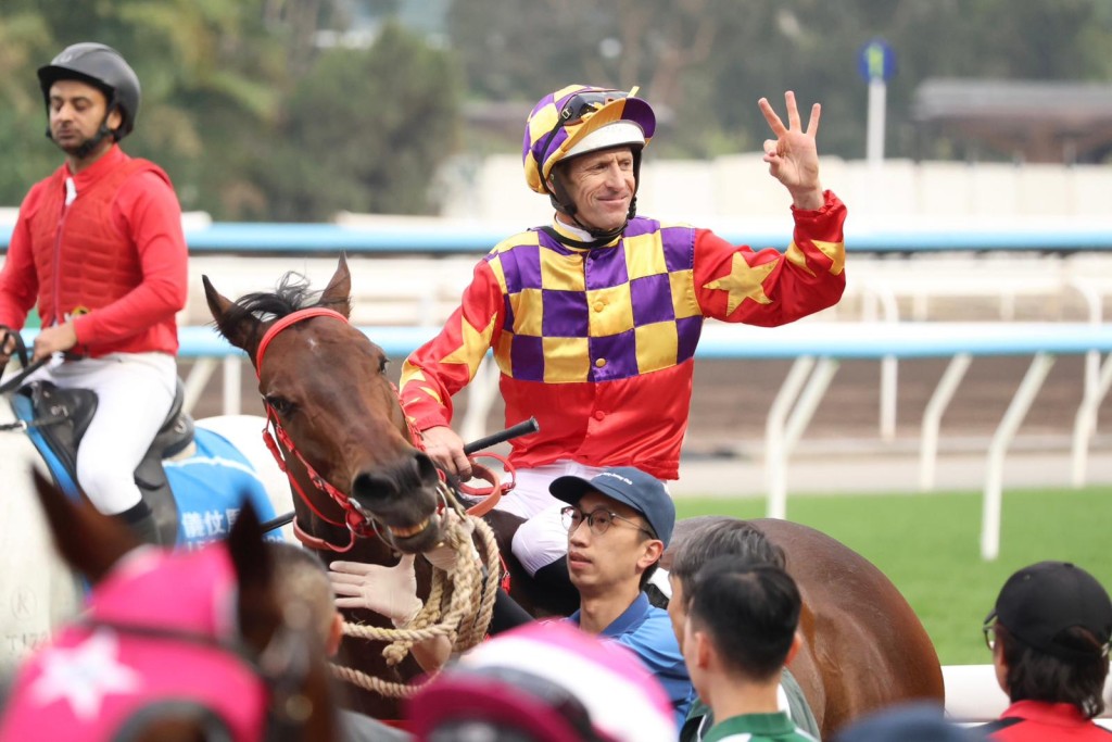 Hugh Bowman gives his trademark 'she's apples' celebratory salute to fans after Gorgeous Win's Class 2 dirt win. Singtao 