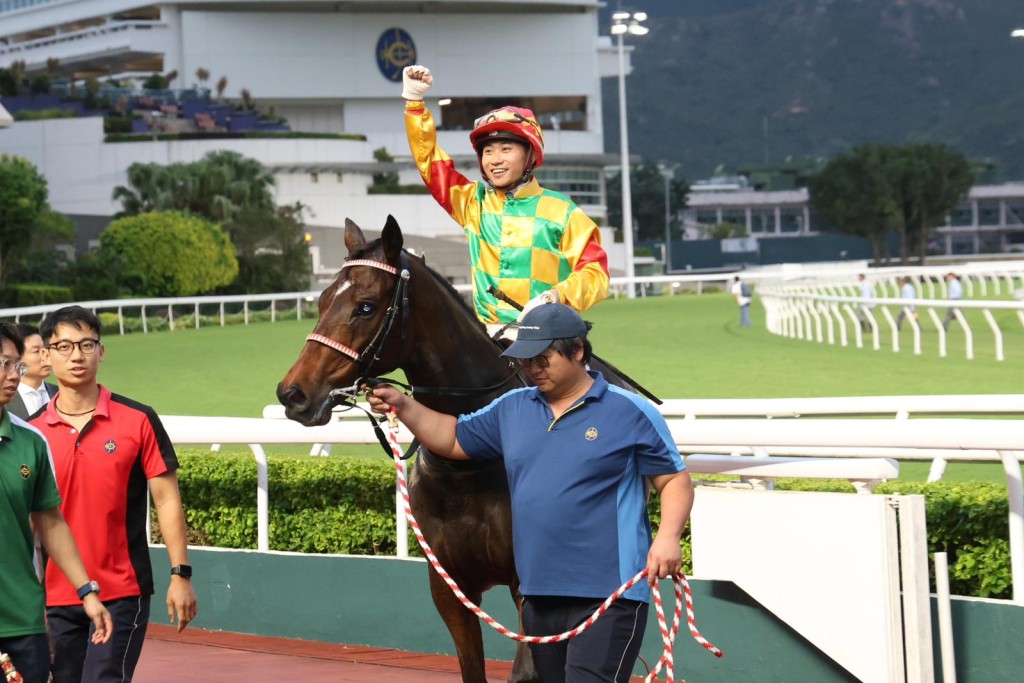 Dylan Mo celebrates after his upset win in the last at Sha Tin (SING TAO) 