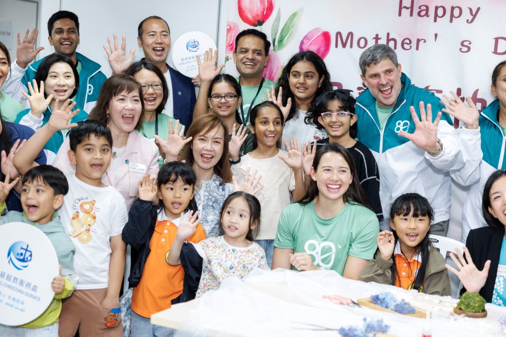 Lavinia Lau joins Olympic swimmer and Cathay Brand Ambassador Ms Siobhán Haughey, and Cathay volunteers to guide a gift-making session for ethnic minority children. Lavinia Lau joins Olympic swimmer and Cathay Brand Ambassador Ms Siobhán Haughey, and Cathay volunteers to guide a gift-making session for ethnic minority children.