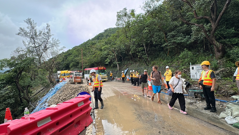 Emergency repair is carried out on Shek O Road, causing inconvenience to travelers. SING TAO Emergency repair is carried out on Shek O Road, causing inconvenience to travelers. SING TAO