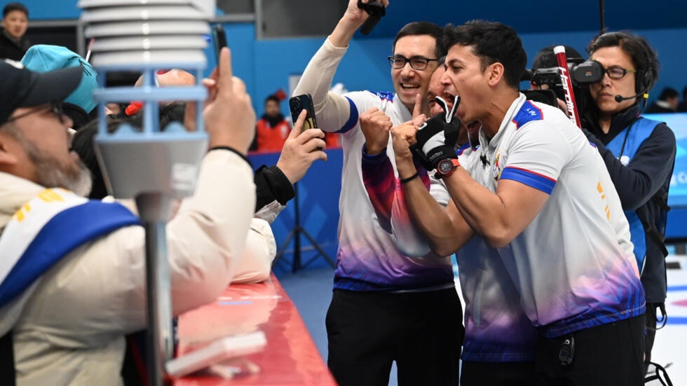 Philippines celebrate after winning the men’s gold medal in curling © JADE GAO / AFP Philippines celebrate after winning the men’s gold medal in curling © JADE GAO / AFP