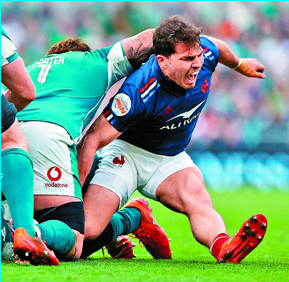 Antoine Dupont twists his knee when caught in a ruck. REUTERS Antoine Dupont twists his knee when caught in a ruck. REUTERS