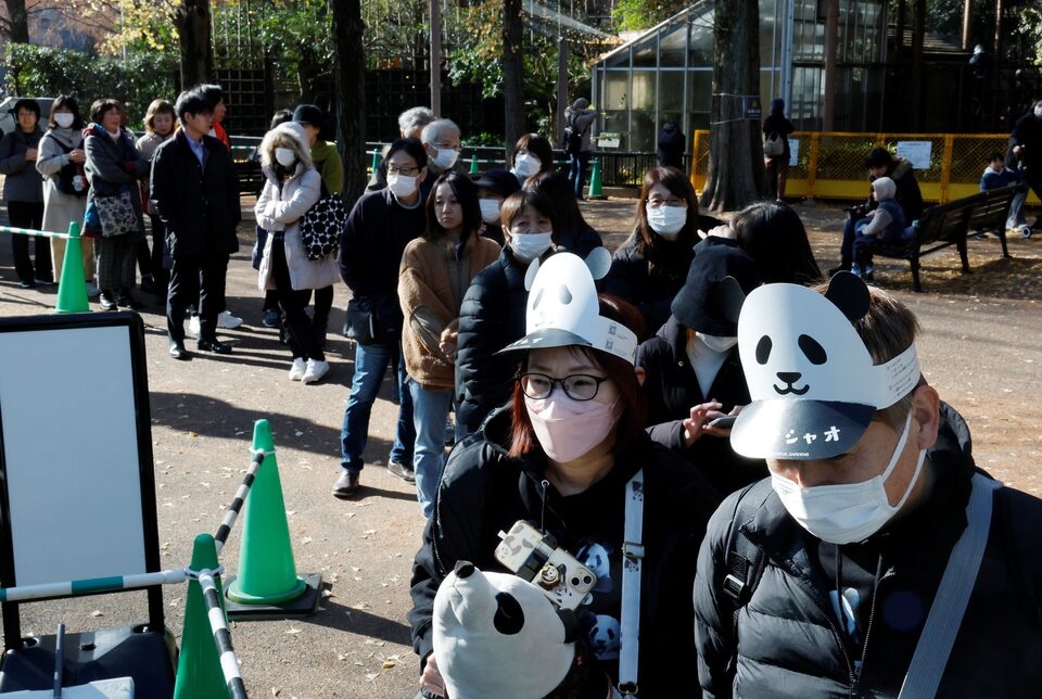  Visitors line up to see giant pandas at Ueno Zoo, a day after news broke that Japan will return two giant pandas to China at the end of January 2026, in Tokyo, Japan, December 16, 2025. REUTERS/Kim Kyung-Hoon