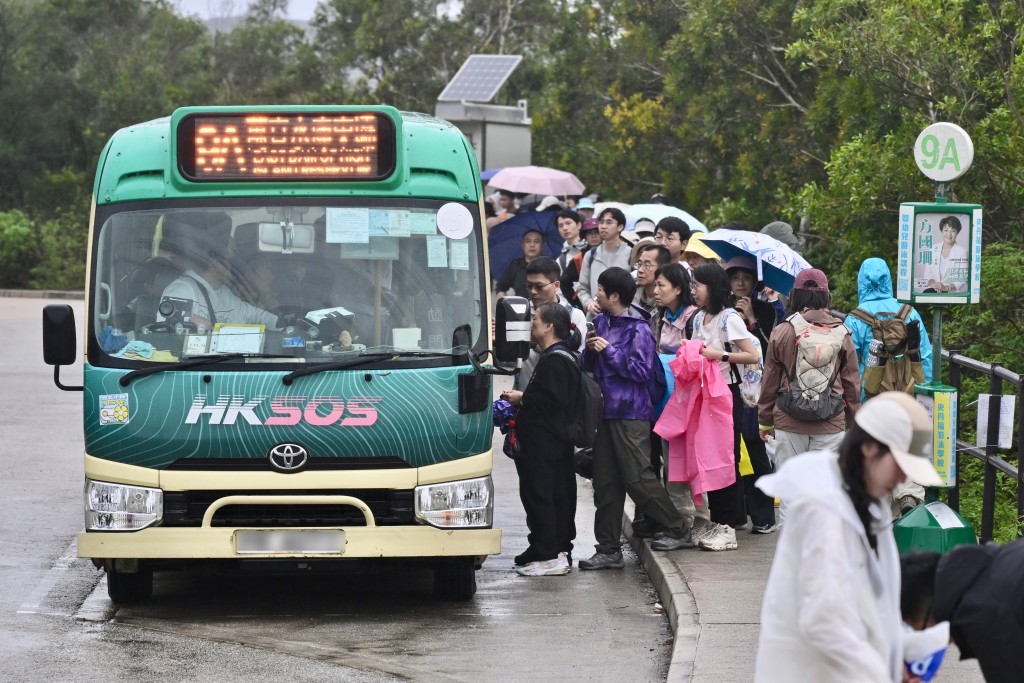 Green minibus Route 9A runs between Pak Tam Chung and East Dam of High Island Reservoir. (File)
