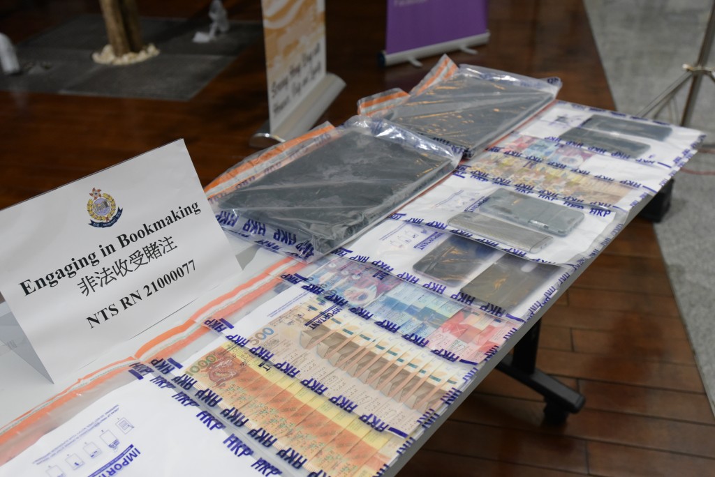 Police busted an illegal gambling syndicate, seizing illicit bets, mobile phones used for collecting wagers, and related betting records. Police busted an illegal gambling syndicate, seizing illicit bets, mobile phones used for collecting wagers, and related betting records.