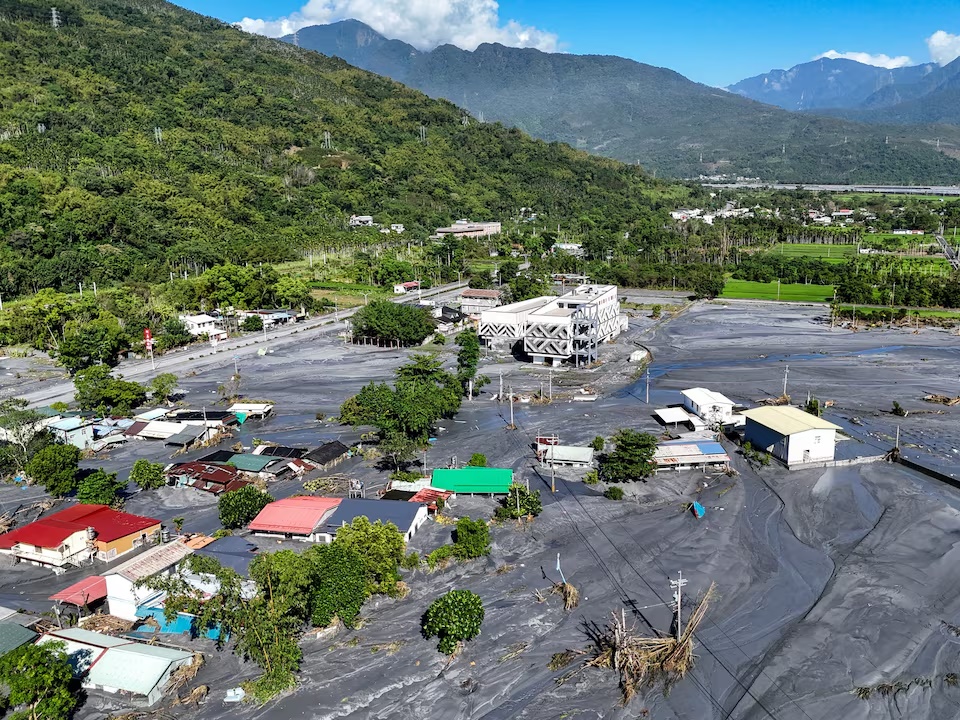  A drone view shows mud covering areas of Hualien due to flooding, following Super Typhoon Ragasa, Taiwan, September 25, 2025. REUTERS/Ann Wang 