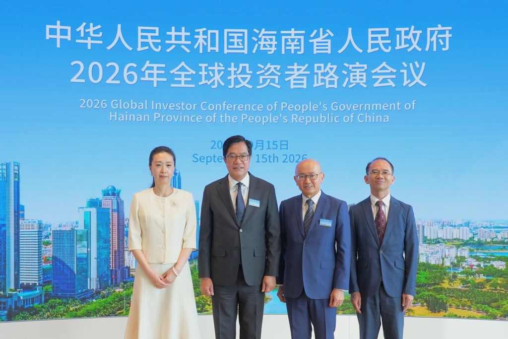 Form left: Zhang Xue, Michael Wong and HKMA executive director (external) Daryl Ho.