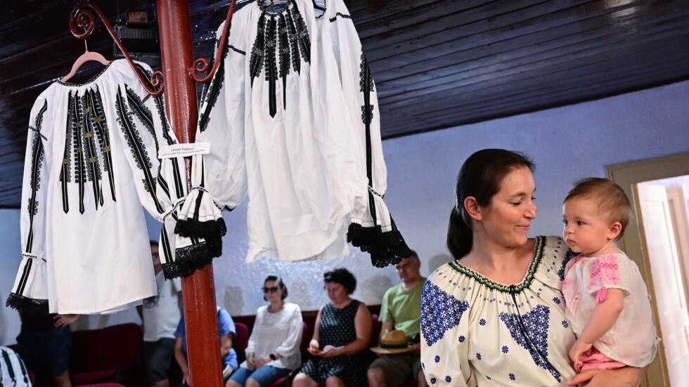Examples of traditional Romanian blouses at a show in Vaideeni © Daniel MIHAILESCU / AFP Examples of traditional Romanian blouses at a show in Vaideeni © Daniel MIHAILESCU / AFP