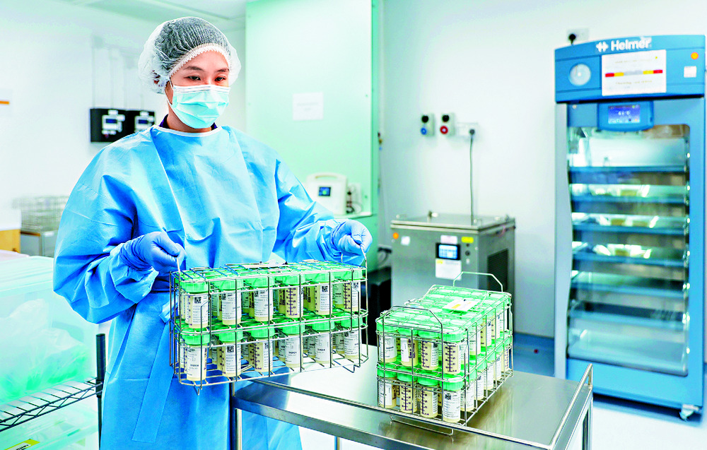 HKBMB aims to collect some 1,000 liters of breast milk each year to help between 450 to 600 newborns in need. SING TAO HKBMB aims to collect some 1,000 liters of breast milk each year to help between 450 to 600 newborns in need. SING TAO