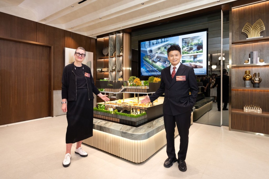 Right: Thomas Lam; left: Tina Norden