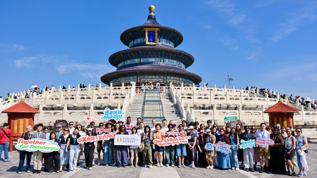 Around hundred American youth explored the Forbidden City, Temple of Heaven, Great Wal, Nishan Sacred Land, and the Temple and Mansion of Confucius, experiencing China's rich cultural heritage.