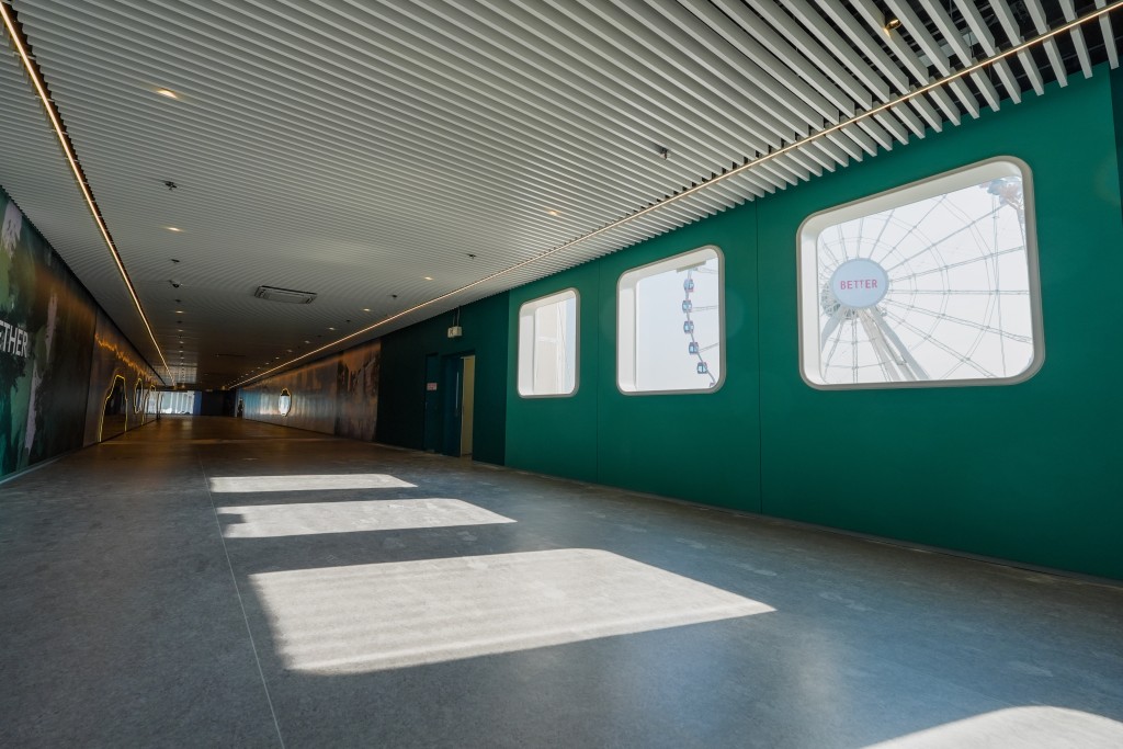 The passageway’s multiple windows bring in natural light and create a pleasant visual experience. (Henderson Land)