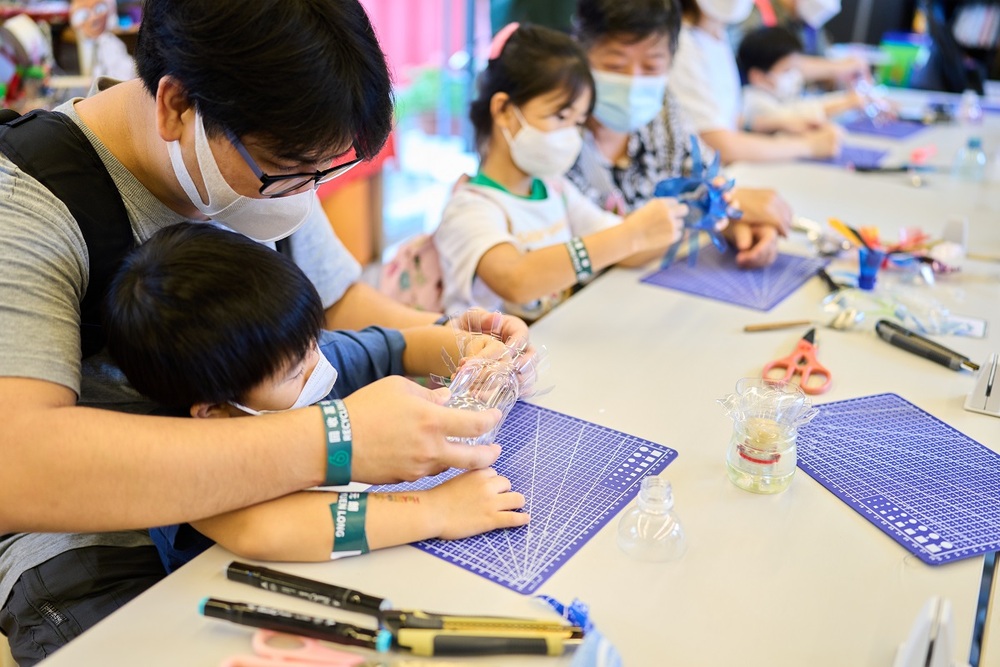 Members of the public participated in the Upcycling Workshop at RECYCLING FEST.