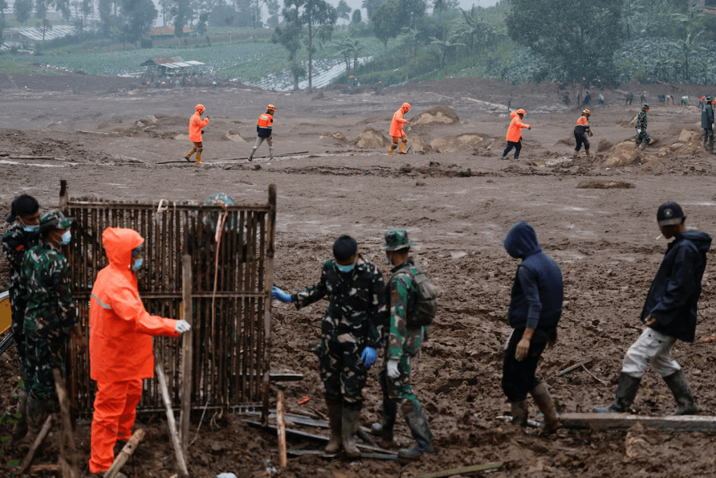 Indonesian rescue members search for victims at the site of a landslide following heavy rains in Pasir Langu village, West Bandung regency, West Java province, Indonesia, January 27, 2026. REUTERS/Ajeng Dinar Ulfiana 