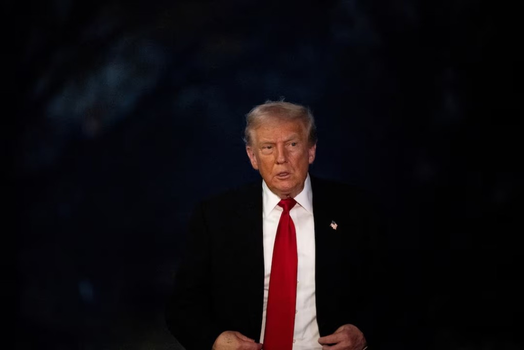 U.S. President Donald Trump arrives at the White House in Washington, D.C., U.S., November 9, 2025. REUTERS/Annabelle Gordon/File Photo 