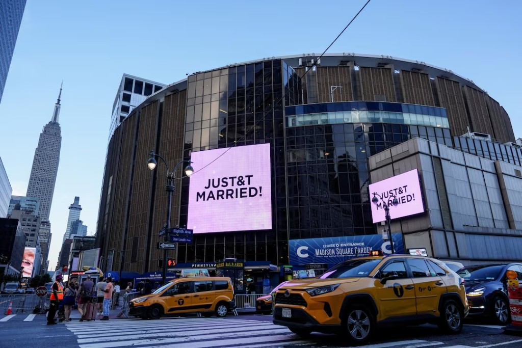 Screens display a message referencing singer Taylor Swift and National Football League (NFL) player Travis Kelce outside Madison Square Garden, the venue for their reported wedding celebrations, in New York, U.S., July 3, 2026. REUTERS/Adam Gray 
