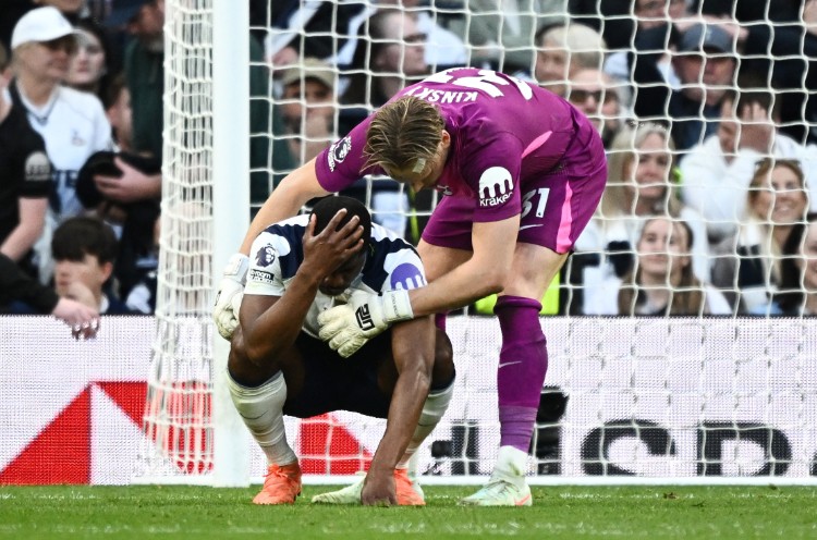 Kevin Danso is disconsolate after Spurs conceded a late equalizer to Georginio Rutter. REUTERS 