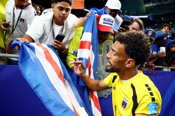 Soccer Football - FIFA World Cup 2026 - Group H - Cape Verde v Saudi Arabia - Houston Stadium, Houston, Texas, U.S. - June 26, 2026 Cape Verde's Vozinha signs autographs after the match as Cape Verde qualify for the knockout stages of the World Cup REUTERS/Phil Noble