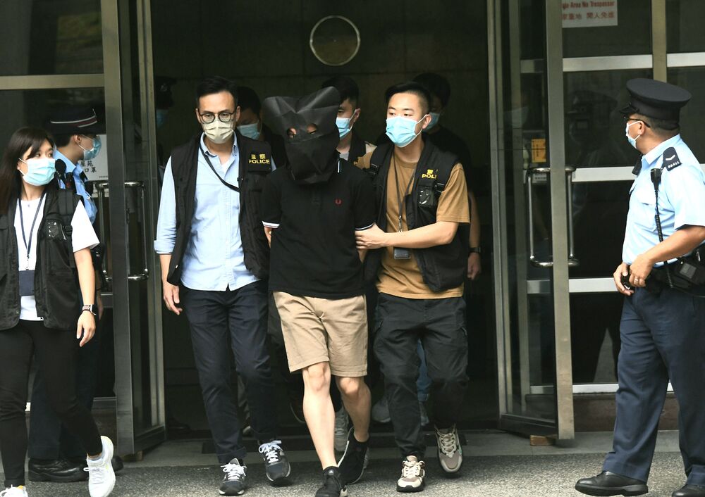 A suspect is arrested in Choi Fung Court and taken to a car park, where officers search a vehicle. SING TAO A suspect is arrested in Choi Fung Court and taken to a car park, where officers search a vehicle. SING TAO