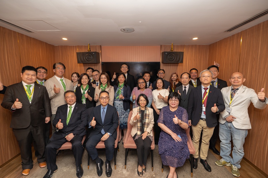 They attend a networking dinner with the newly opened Hong Kong Economic and Trade Office in Kuala Lumpur and local enterprises.