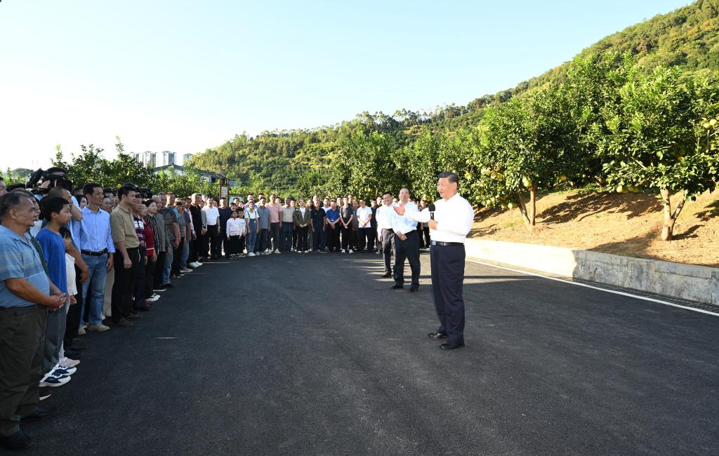 Chinese President Xi Jinping, also general secretary of the Communist Party of China Central Committee and chairman of the Central Military Commission, talks with local villagers and farmers while visiting a pomelo growing base in Meizhou City, south China's Guangdong Province, Nov. 7, 2025. Xi on Friday inspected the city of Meizhou in south China's Guangdong Province. (Xinhua/Xie Huanchi)