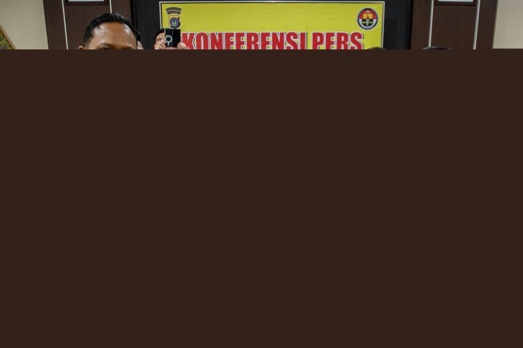 Photo by DEVI RAHMAN / AFP  Arifah Choiri Fauzi (C), Indonesia's minister of women's empowerment and child protection, holding evidences poses for photograph during a press conference on a child abuse probe at a daycare centre, in Yogyakarta on April 27, 2026.