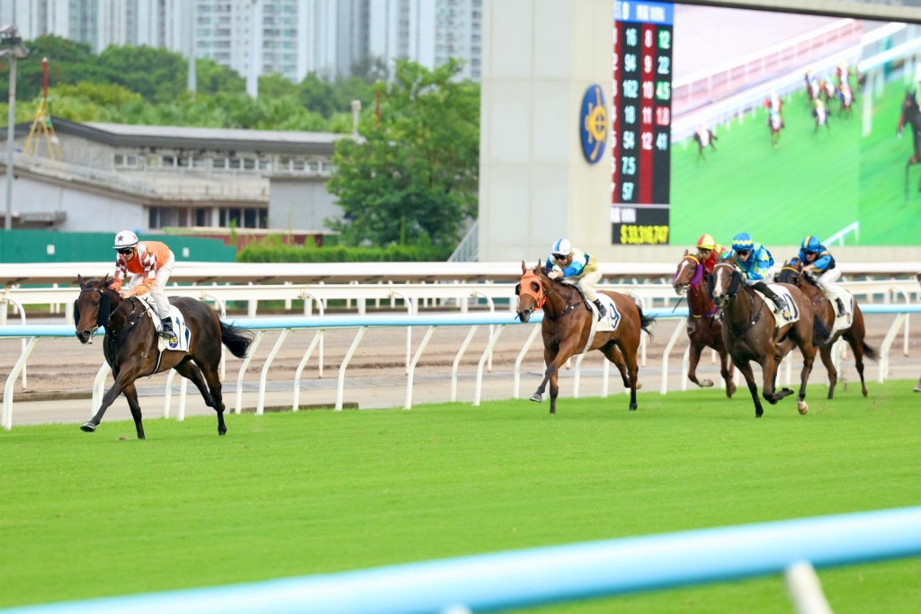 Bulb General smashes his rivals at the Opening Day meeting (SING TAO) 