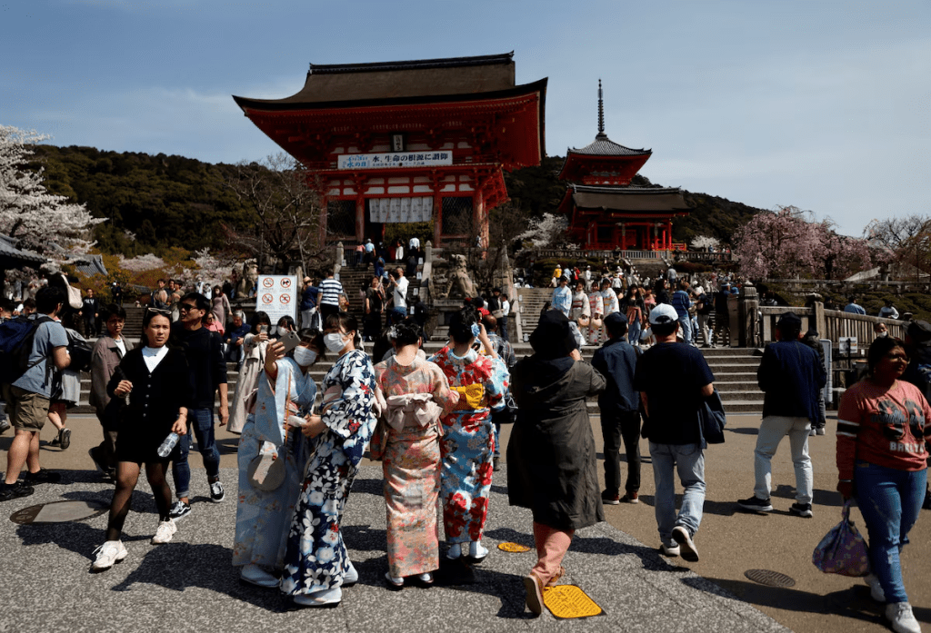 A crowd of tourists are seen at Kiyomizu-dera temple in Kyoto, western Japan March 30, 2023. REUTERS/Issei Kato/File Photo 